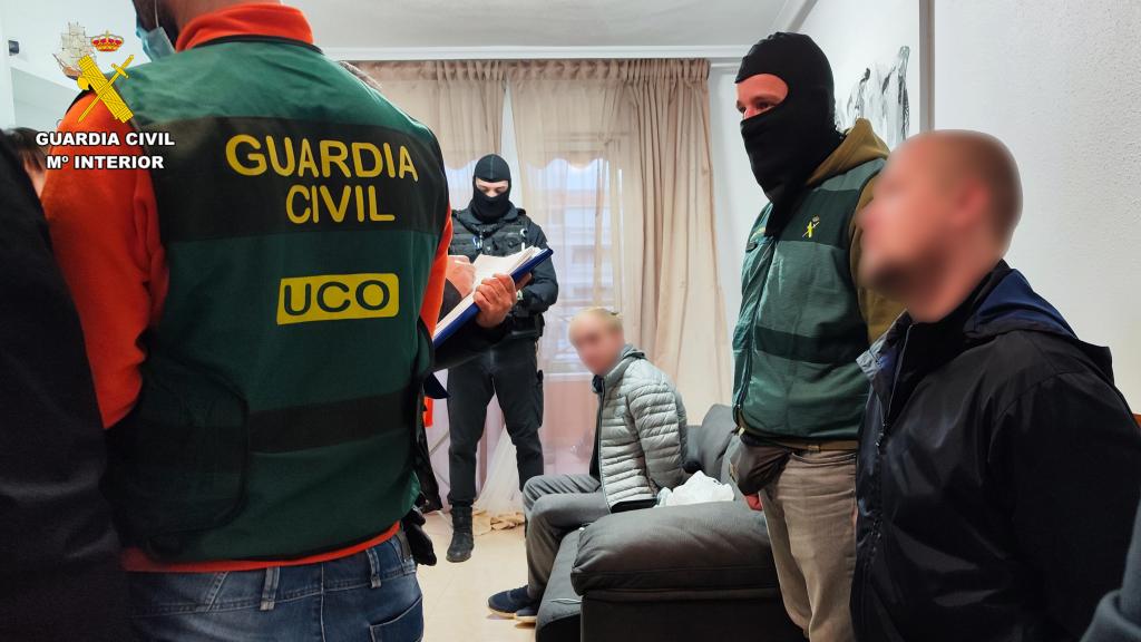 Agentes de la Guardia Civil con algunos de los detenidos.