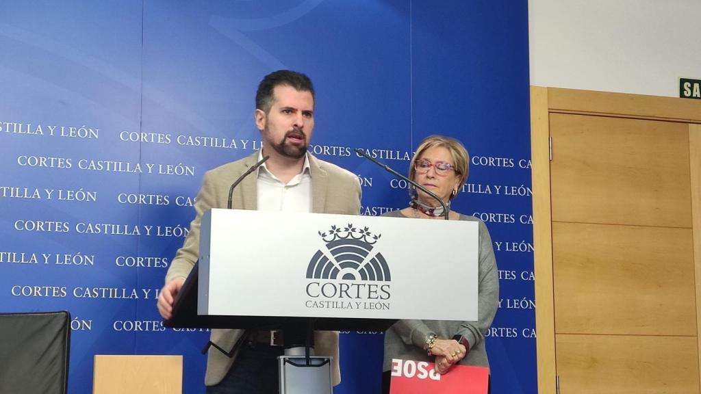 Tudanca junto a la la viceportavoz de Familia e Igualdad de Oportunidades, Isabel Gonzalo