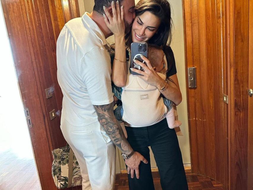 Carla Barber junto a su pareja.