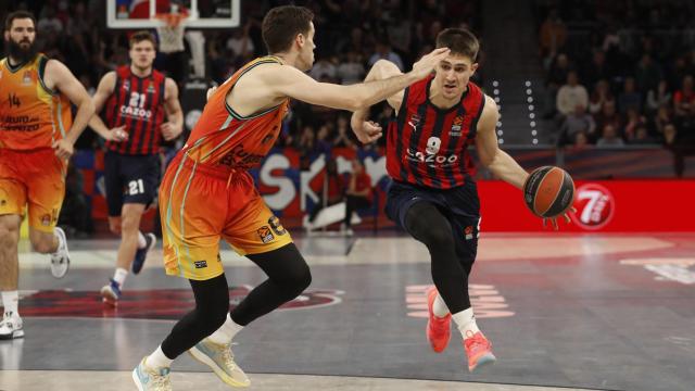 López Arostegui, del Valencia Basket, defiende al base del Baskonia Marinkovic