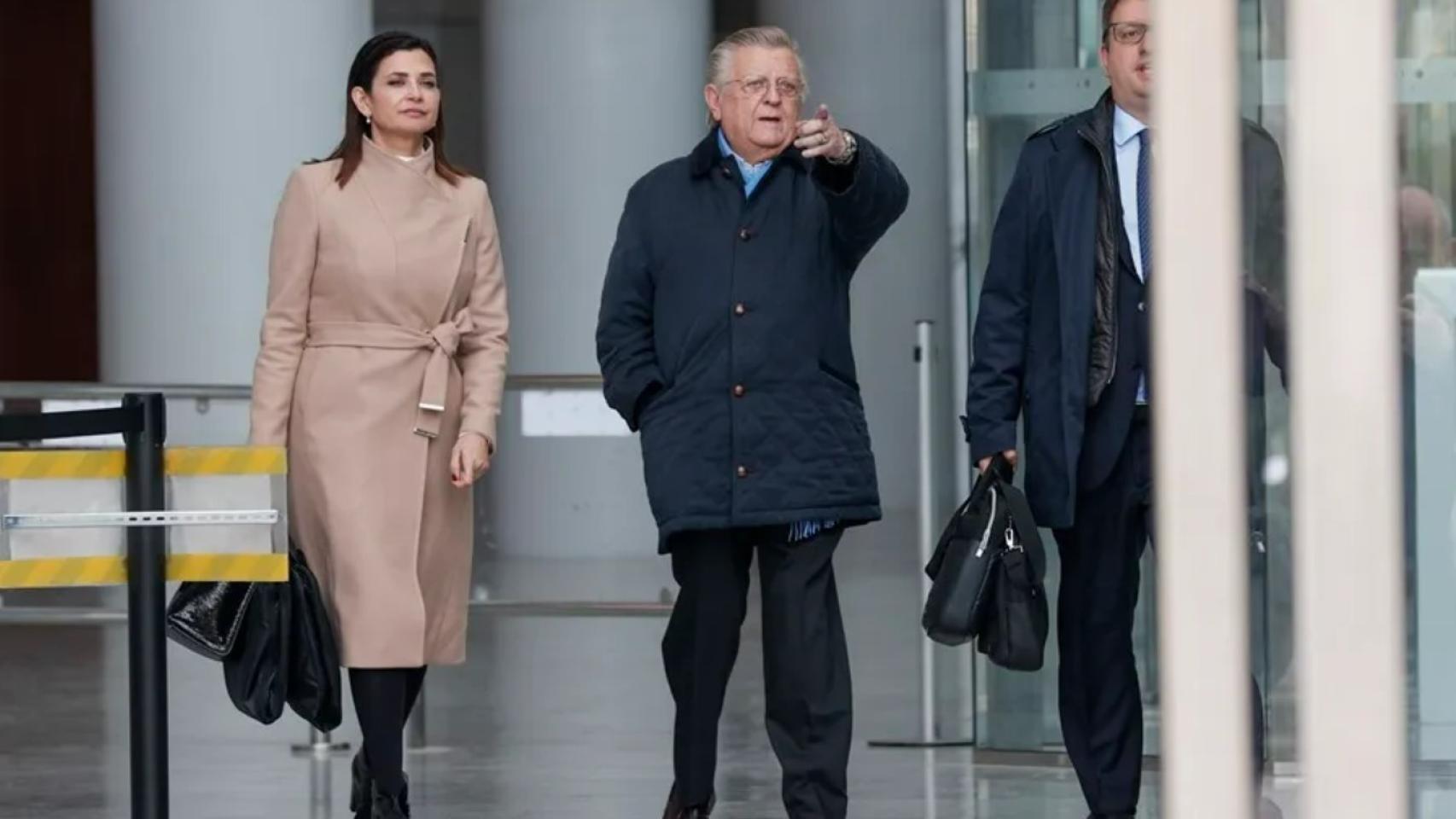 El expresidente del Valencia CF Pedro Cortés (c), en la Ciudad de la Justicia de València.