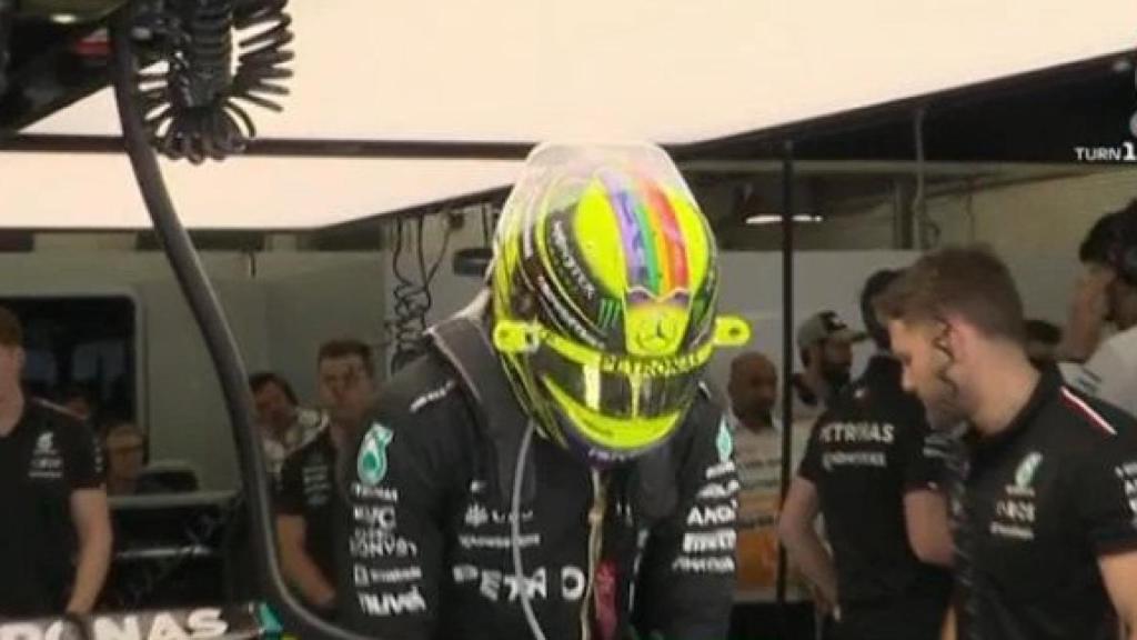 Hamilton, en el box durante los entrenamientos libres de Bahrein.