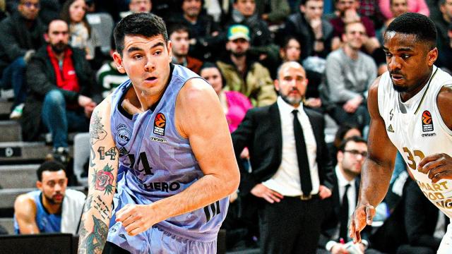 Deck sube el balón frente al Asvel.