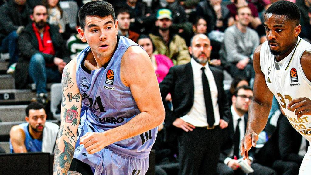 Deck sube el balón frente al Asvel.