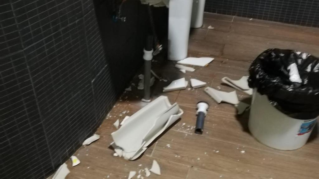Vandalismo en los aseos de los Jardinillos de la Feria en Albacete.
