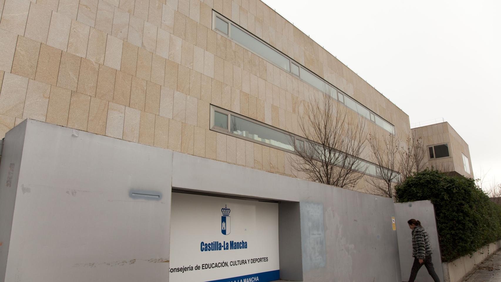 La Consejería de Educación, Cultura y Deportes de Castilla-La Mancha.