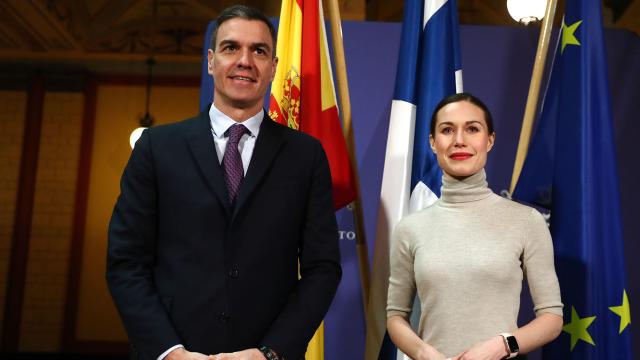 Pedro Sánchez, es recibido por la primera ministra de la República de Finlandia, Sanna Marin, este viernes.