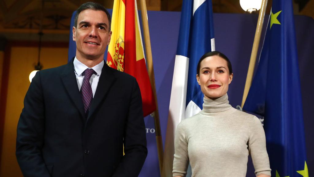 Pedro Sánchez, es recibido por la primera ministra de la República de Finlandia, Sanna Marin, este viernes.
