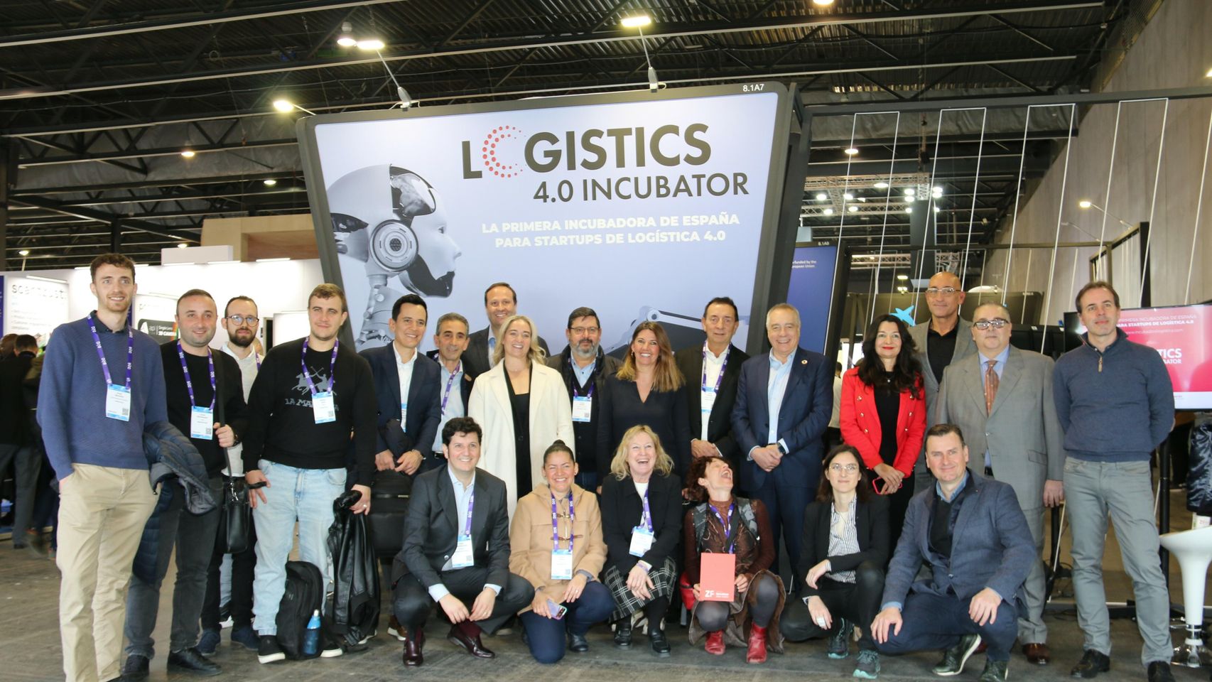 Startups que componen la primera edición de Logistics 4.0 Incubator junto a representantes de la entidad y cargos públicos.