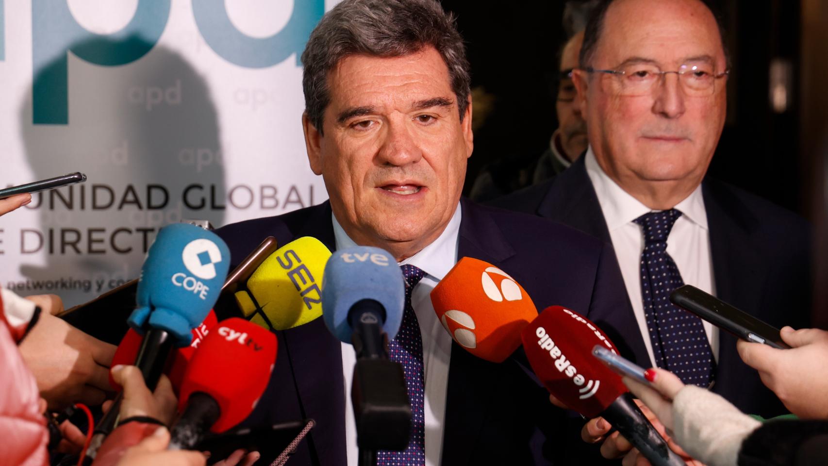 El ministro de Inclusión, Seguridad Social y Migraciones, José Luis Escriva, participa en un desayuno-coloquio en Valladolid.