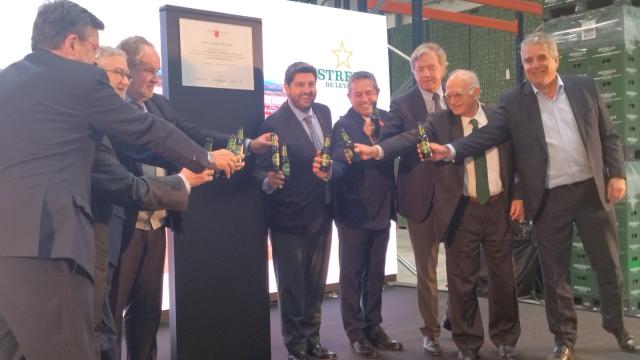 El brindis con cerveza con el que se ha cerrado, este viernes, el estreno del nuevo centro logístico de Estrella de Levante en el Parque Empresarial San Andrés de Alcantarilla,.