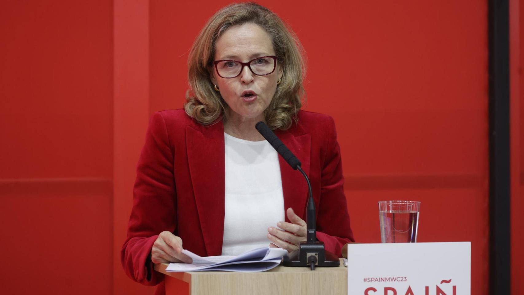 Nadia Calviño, vicepresidenta primera y ministra de Asuntos Económicos y Transformación Digital, atiende a los medios durante la jornada inaugural del MWC2023.