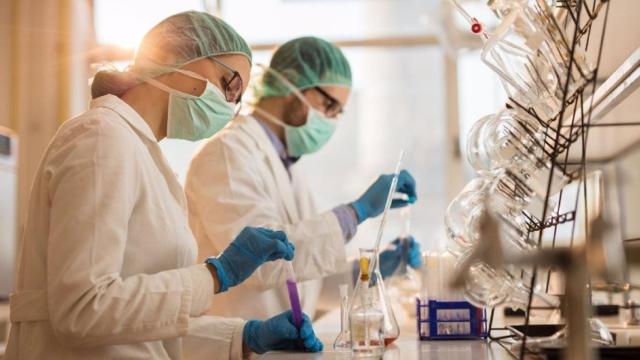Investigadores en un laboratorio.
