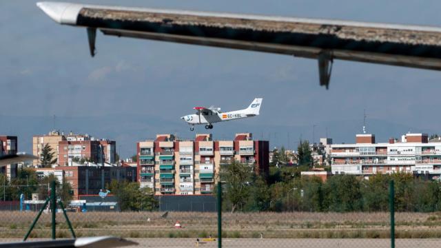 Una avioneta mientras vuela por el aeródromo de Cuatro Vientos.