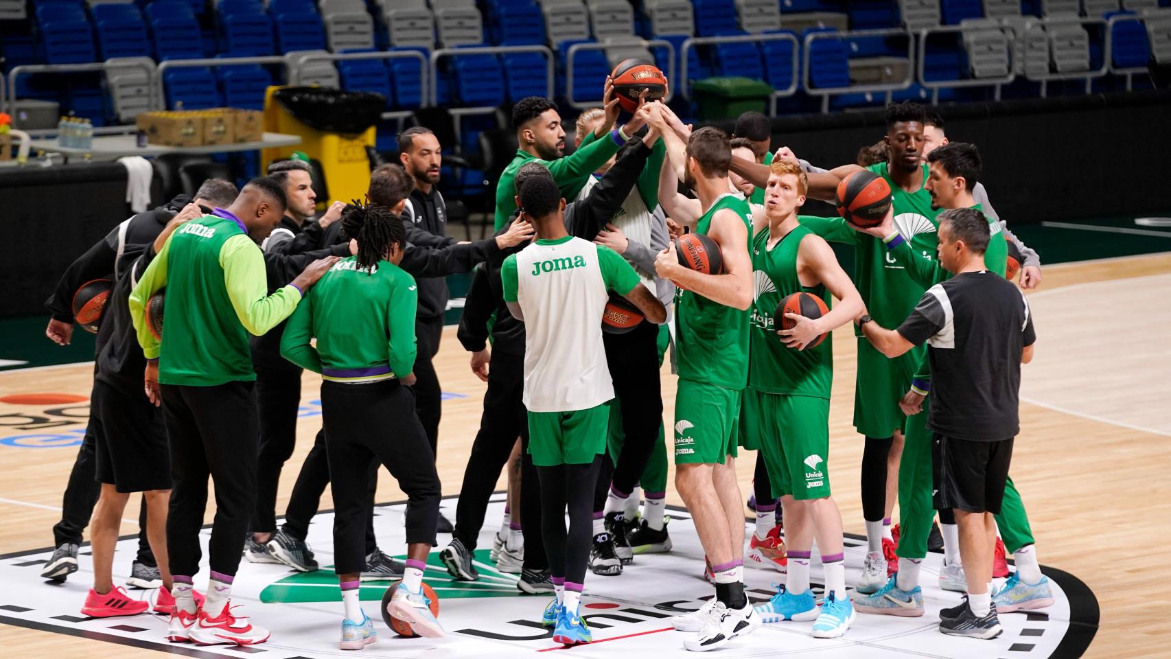 Los jugadores del Unicaja de Málaga durante un entrenamiento previo al partido contra el Girona.