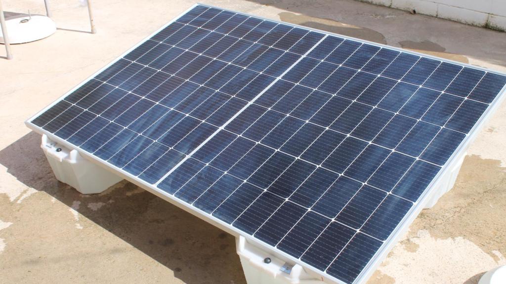 Una placa solar sobre unos soportes Landblock