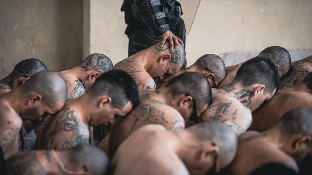 Escena en la apertura de la cárcel más grande de América Latina, en El Salvador.