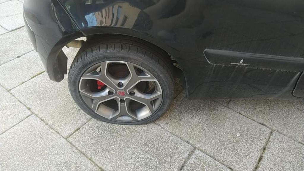 Una rueda reventada de un coche vandalizado en Zamora