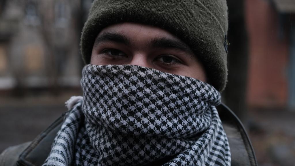Retrato de Chamán, tapado mientras atiende a los francotiradores ucranianos.