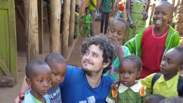 El abogado de Benidorm Jorge García, junto con varios niños en Nairobi.