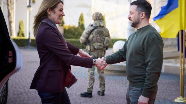 Volodimir Zelenski recibe a la presidenta del Parlamento Europeo, Roberta Metsola