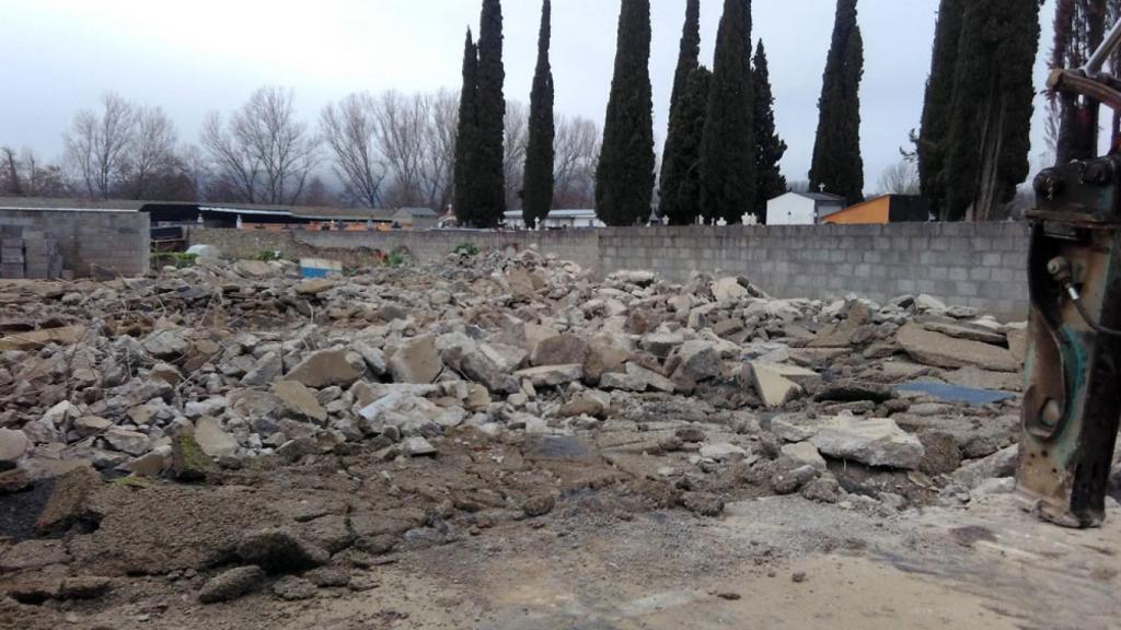 Trabajos de derribo en el cementerio de Cacabelos