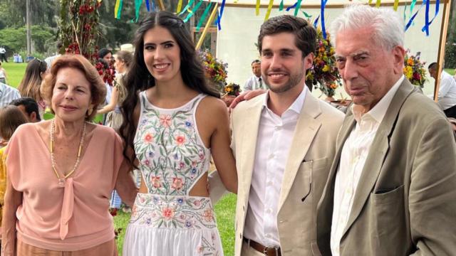 Mario Vargas Llosa y su exmujer, Patricia, junto a los novios. Imagen compartida por Álvaro Vargas Llosa.