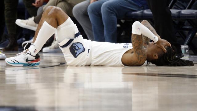 Ja Morant tendido en el suelo tras recibir un golpe
