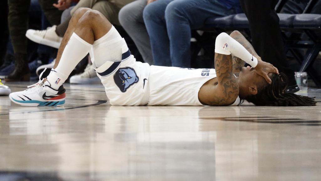 Ja Morant tendido en el suelo tras recibir un golpe