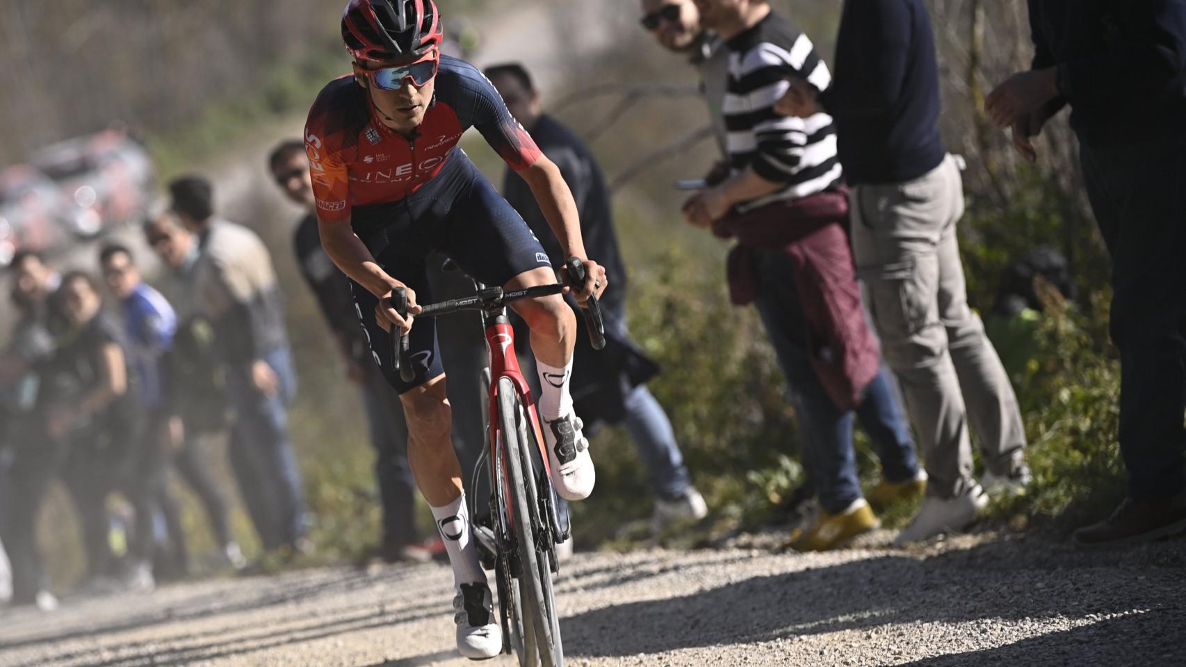 Tom Pidcock durante su participación en la Strade Bianche 2023