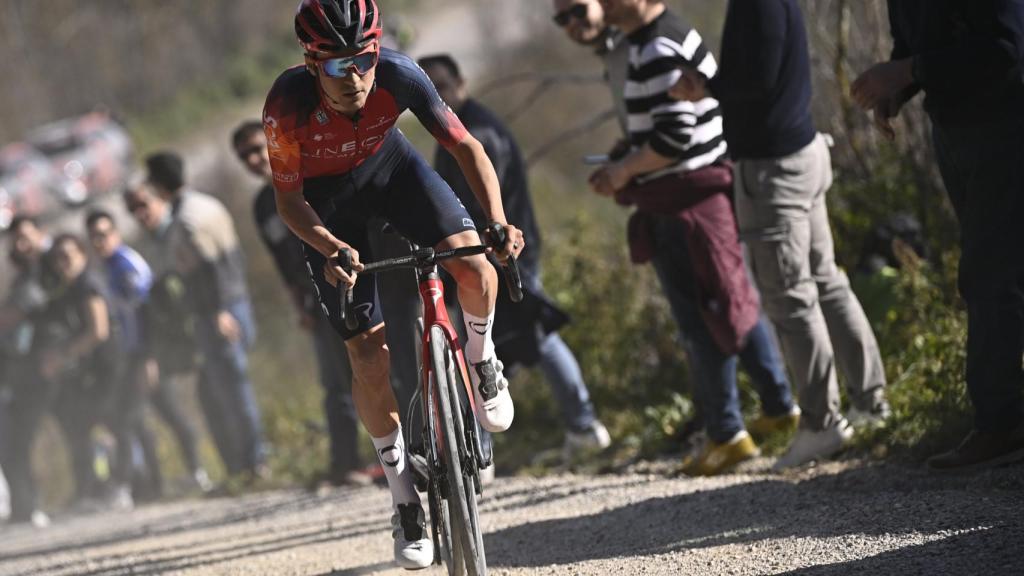 Tom Pidcock durante su participación en la Strade Bianche 2023