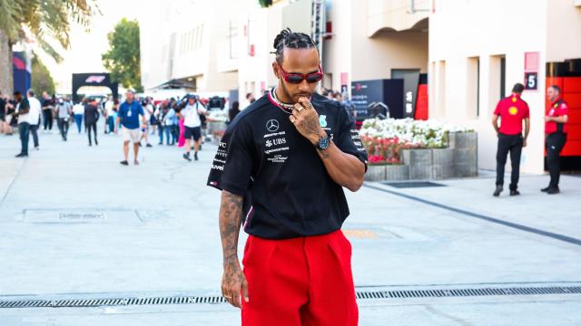 Lewis Hamilton, en el paddock del GP de Baréin
