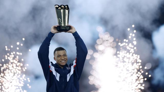 Mbappé, con el trofeo de pichichi histórico del PSG.