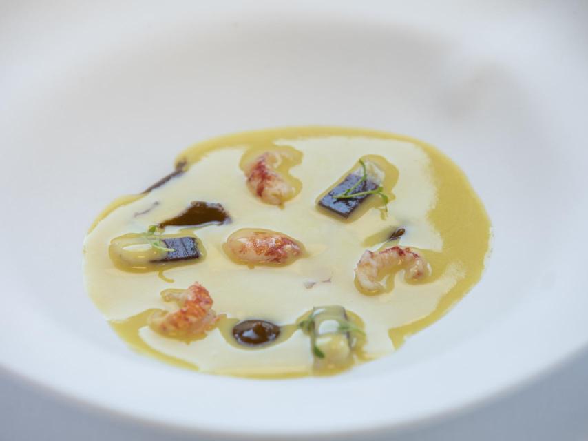 Sopa avahada con cangrejo y pato.