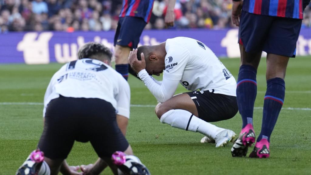 Los jugadores del Valencia se lamentan.