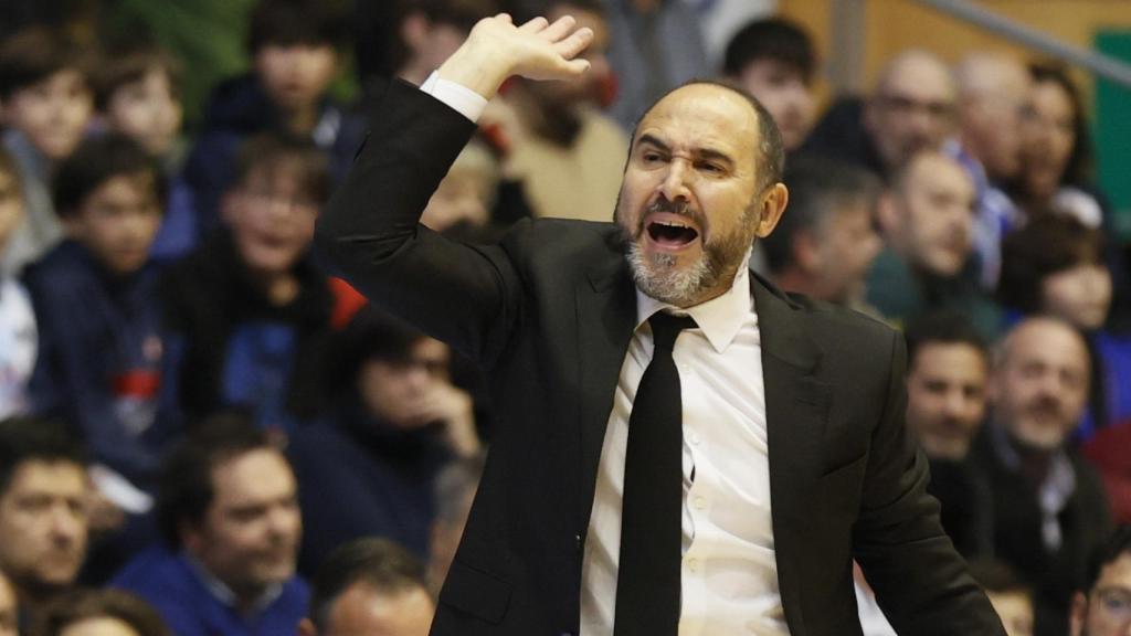 Chus Mateo, dando instrucciones a sus jugadores