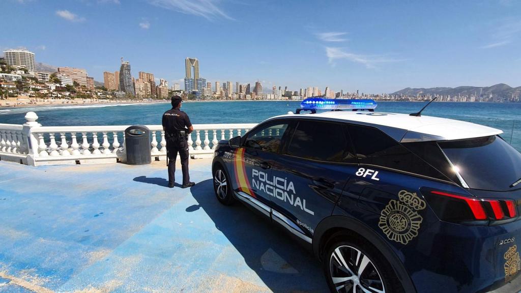 Un agente de Policía Nacional en Benidorm, en imagen de archivo.