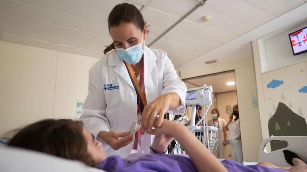 Una niña atendida en un hospital, en imagen de archivo.