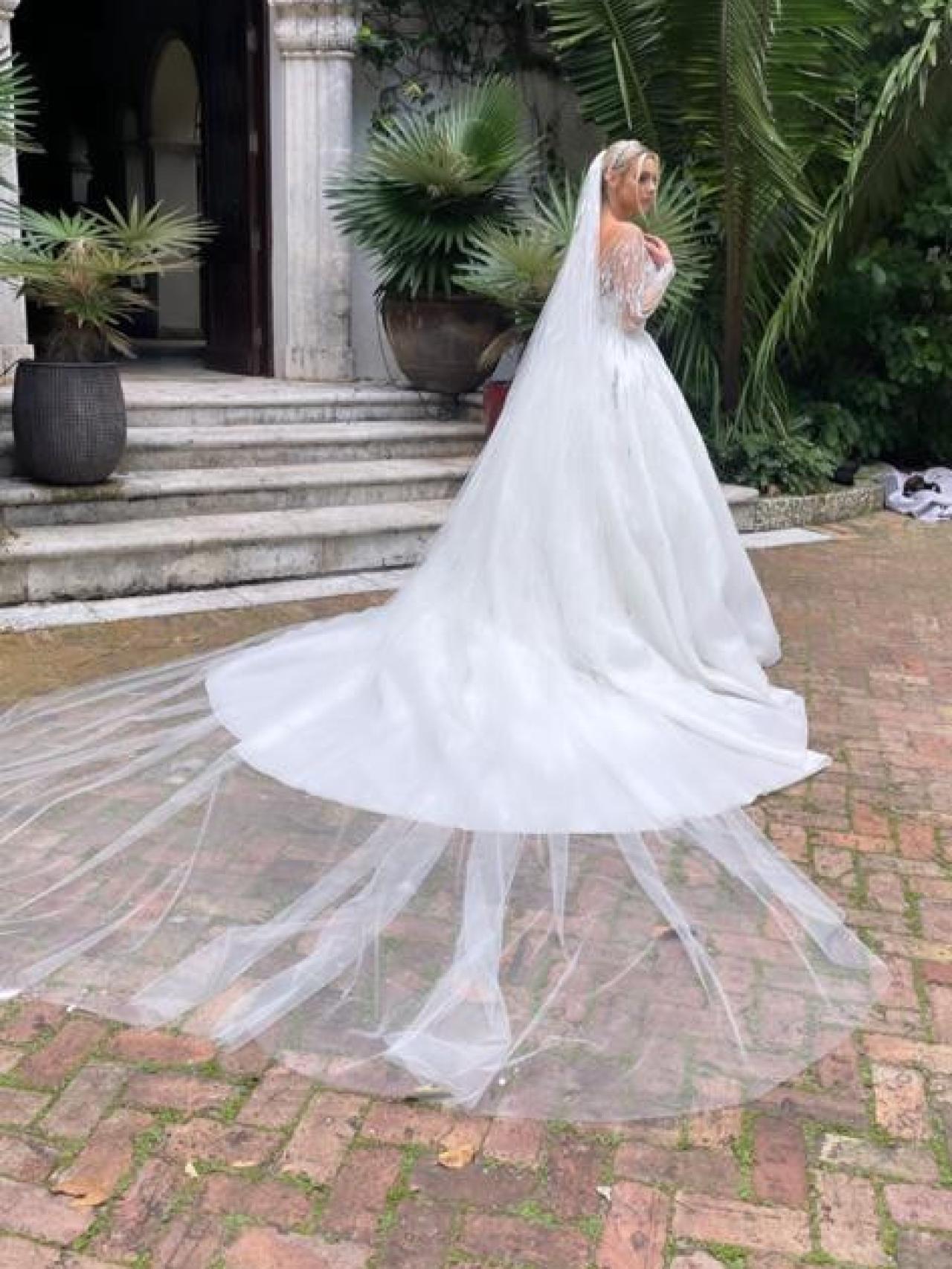 Lele Pons luciendo su primer vestido de novia.