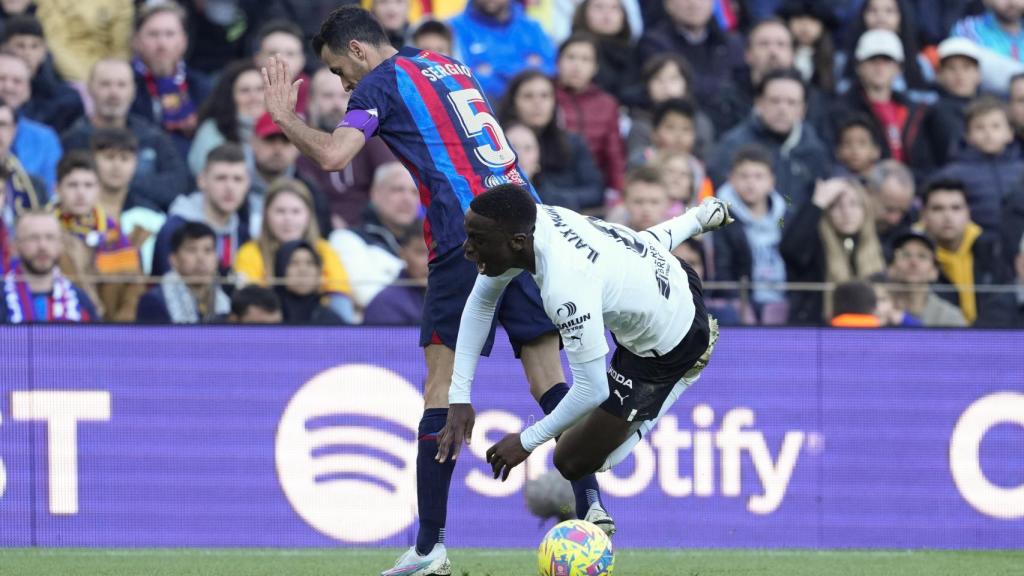 Busquets trata de frenar a Ilaix.