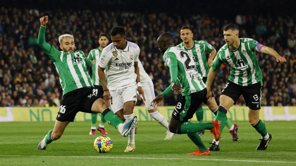 Pezzella, Guido Rodríguez y Sabaly, intentando parar a Rodrygo en el Betis - Real Madrid de La Liga 2022/2023