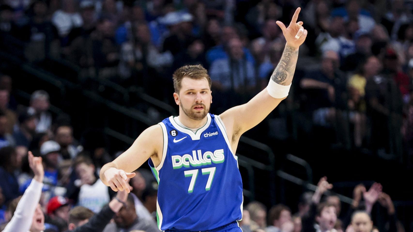 Luka Doncic celebrando una canasta con Dallas.