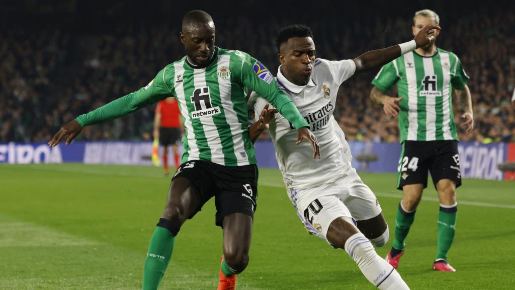 Vinicius Júnior, en acción con Youssouf Sabaly durante el Betis - Real Madrid de La Liga 2022/2023
