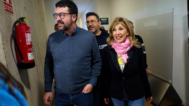 El secretario de Estado de Empleo y Economía Social, Joaquín Pérez Rey, y la vicepresidenta segunda del Gobierno y ministra de Trabajo y Economía Social, Yolanda Díaz, en un acto de Sumar, en Santander.