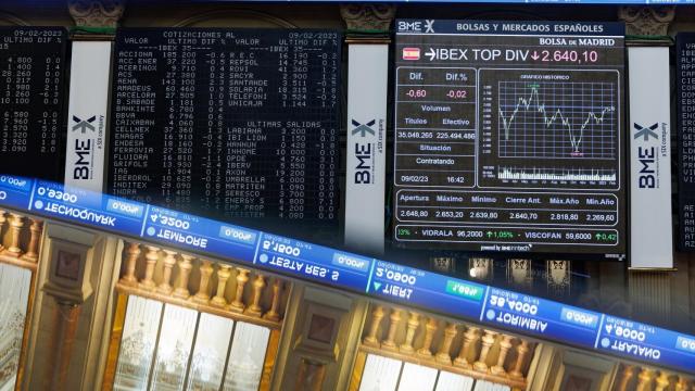 Un panel del Ibex 35 en el Palacio de la Bolsa.