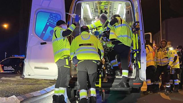 Sanitarios trabajando en un accidente.