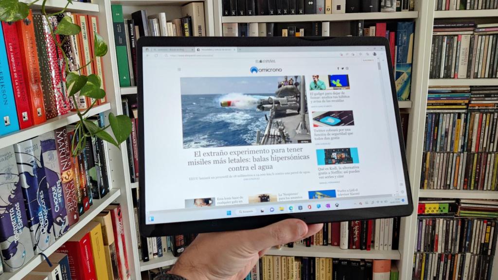 En modo tablet, la Surface Pro 9 se puede sujetar con una sola mano