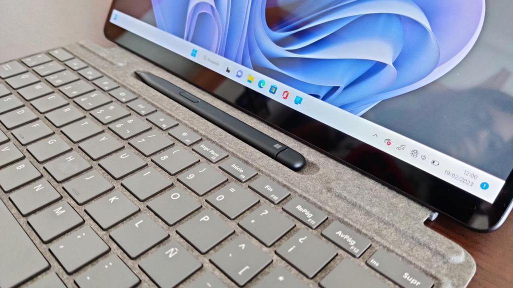 El teclado de la Surface Pro 9 tiene soporte de carga para el lápiz óptico
