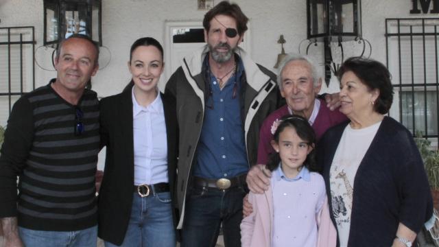 La novillera Verónica Rodríguez, el matador Juan José Padilla y el empresario Pascual Rodríguez, posando en el centro de la imagen en la Finca de la Macarena donde el ganadero ha perdido la vida.