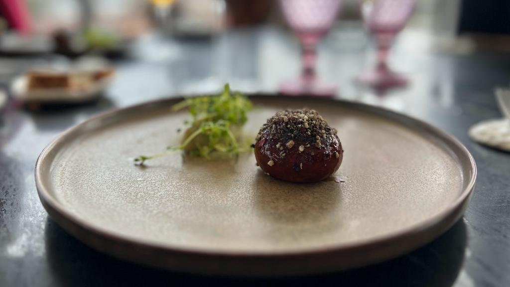 Excelente buñuelo de cerdo con hoja de olivo